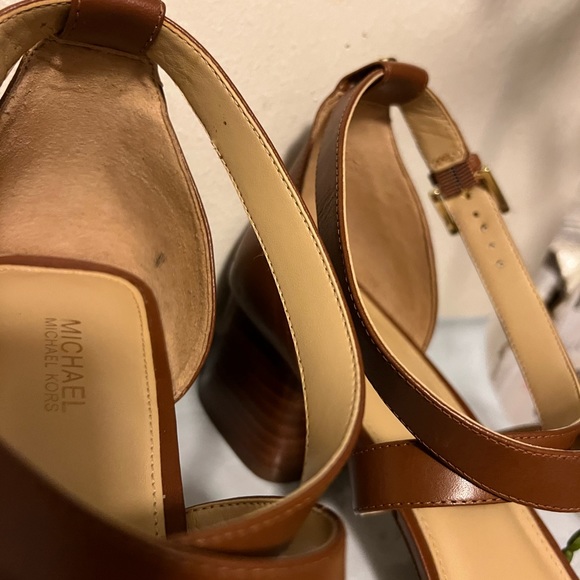 MICHAEL KORS SANDALS (SIZE 10) - Picture 5 of 9